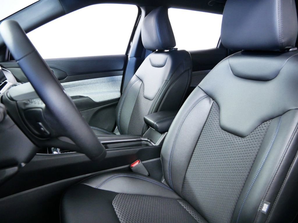 Used 2024 Jeep Compass Latitude image 30