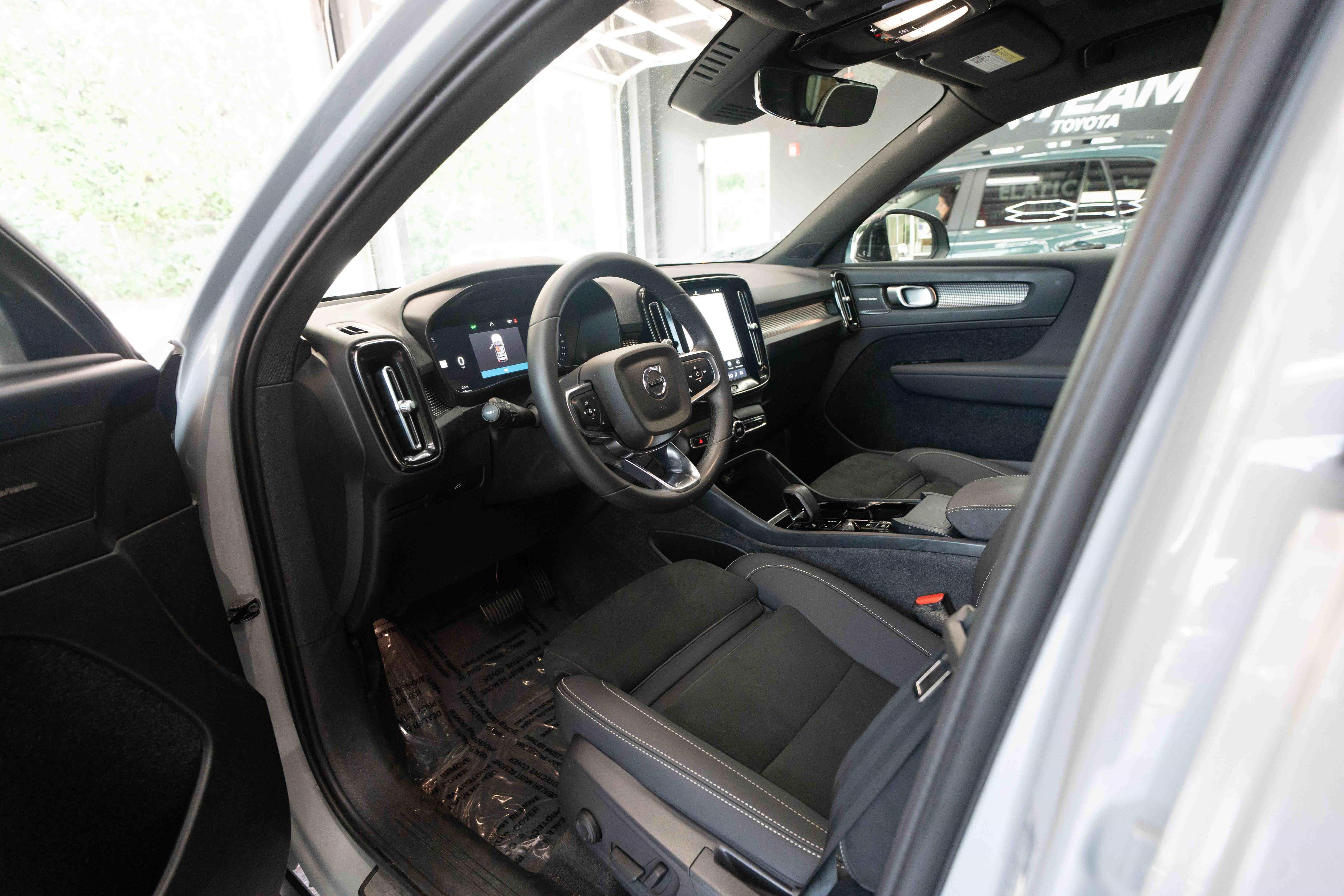 Used 2024 Volvo XC40 B5 Plus w/ Protection Package Premier AWD/4WD image 8