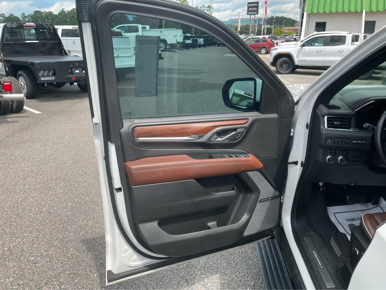 Used 2023 GMC Yukon Denali Ultimate AWD/4WD image 10