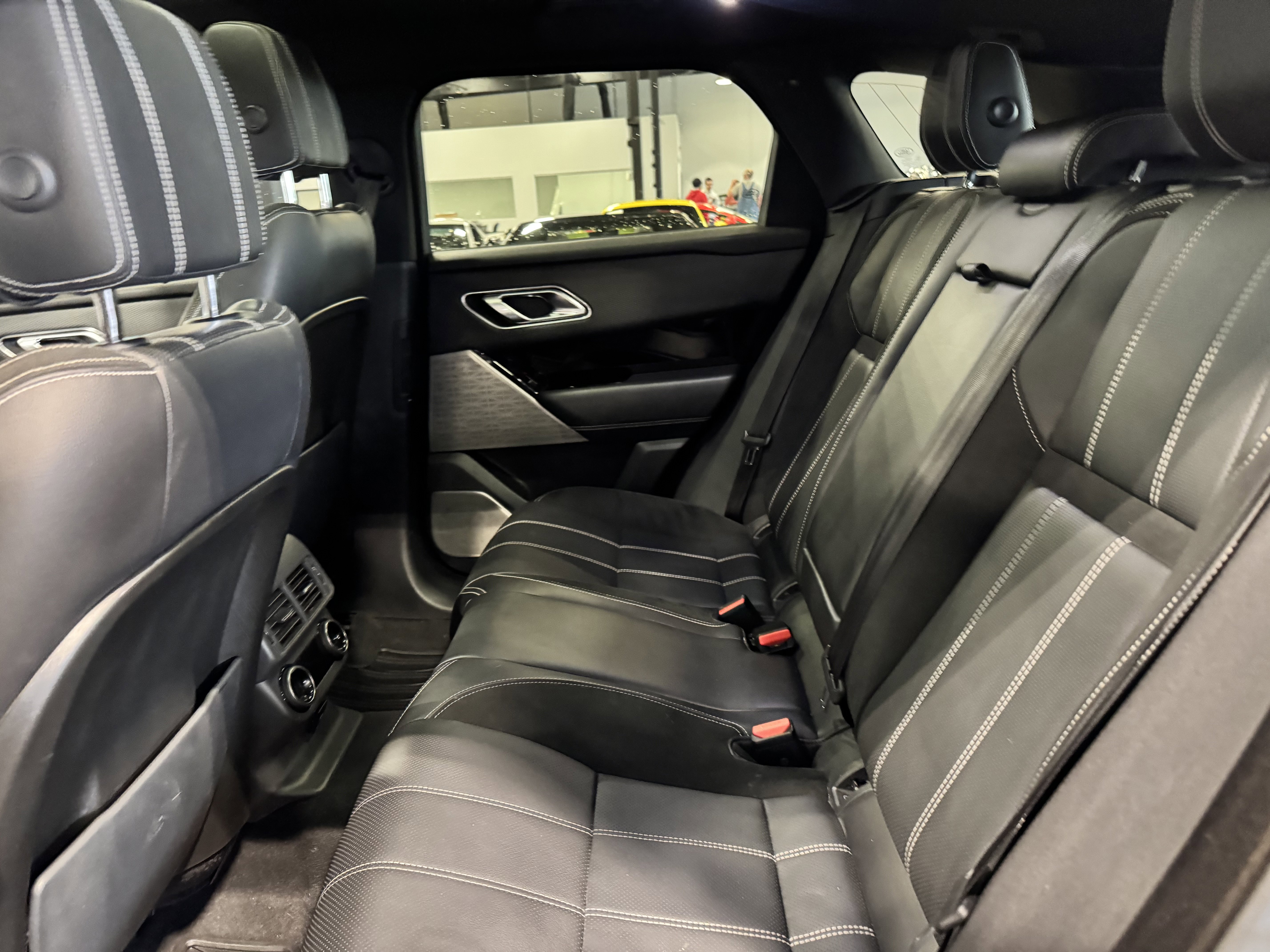 Used 2019 Land Rover Range Rover Velar R-Dynamic SE image 28