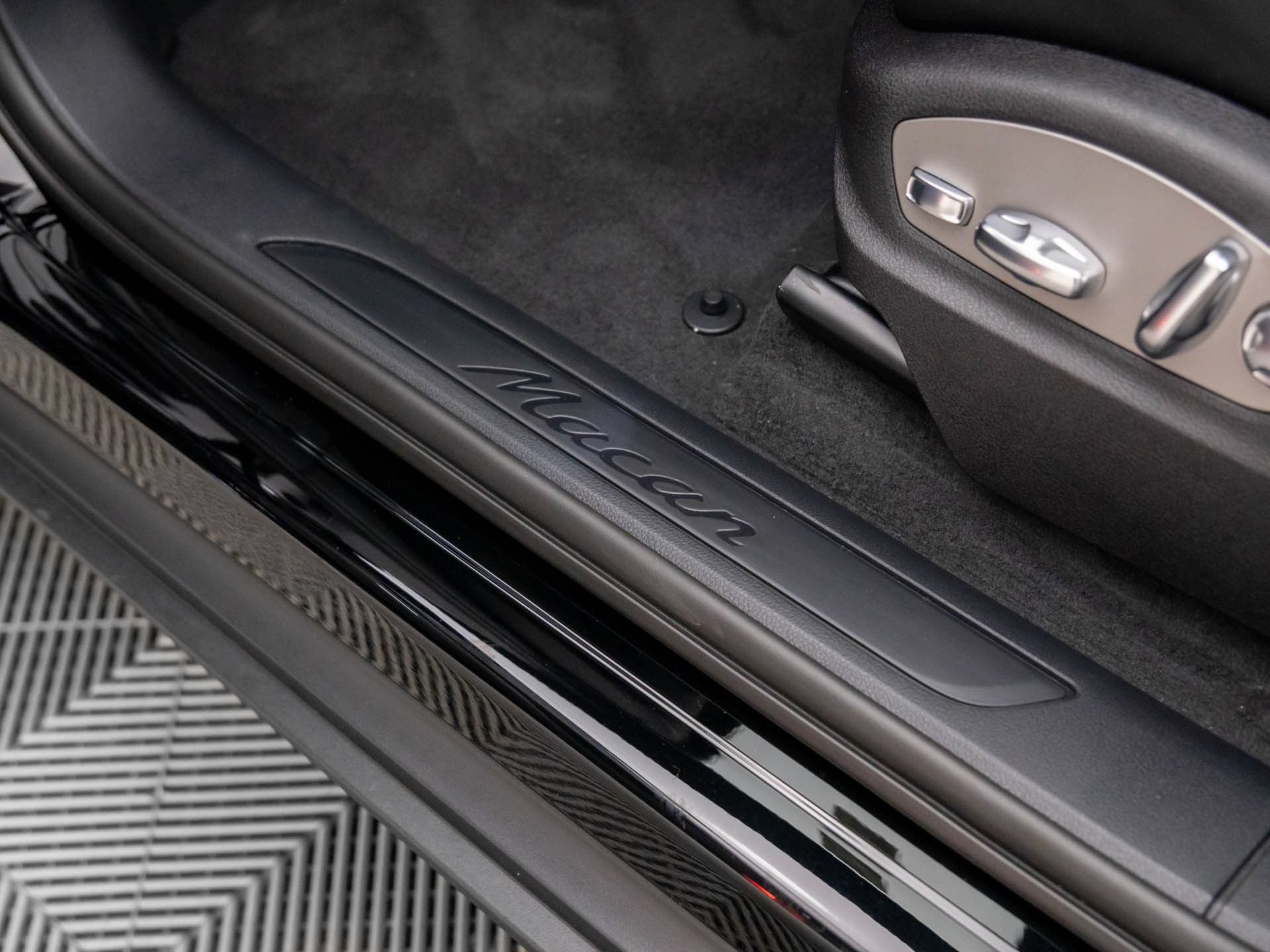 Certified 2026 Porsche Macan AWD/4WD image 16