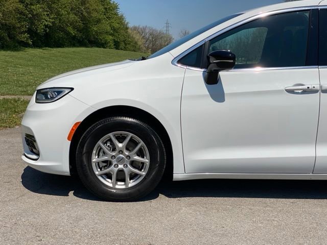 Used 2025 Chrysler Pacifica Select image 10
