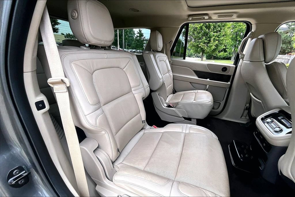 Used 2018 Lincoln Navigator Reserve AWD/4WD image 30