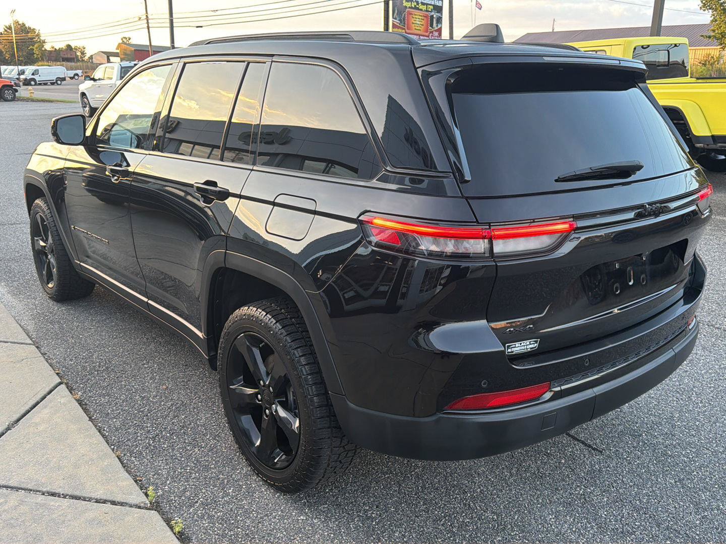 Used 2023 Jeep Grand Cherokee Altitude AWD/4WD image 21