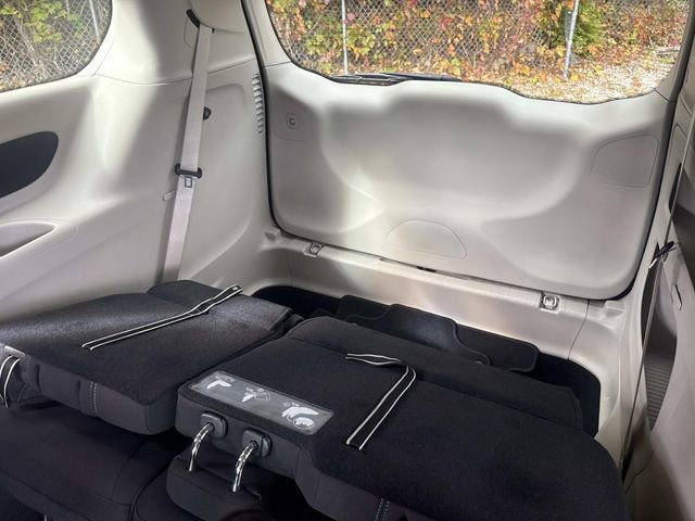 Used 2021 Chrysler Pacifica Touring image 17