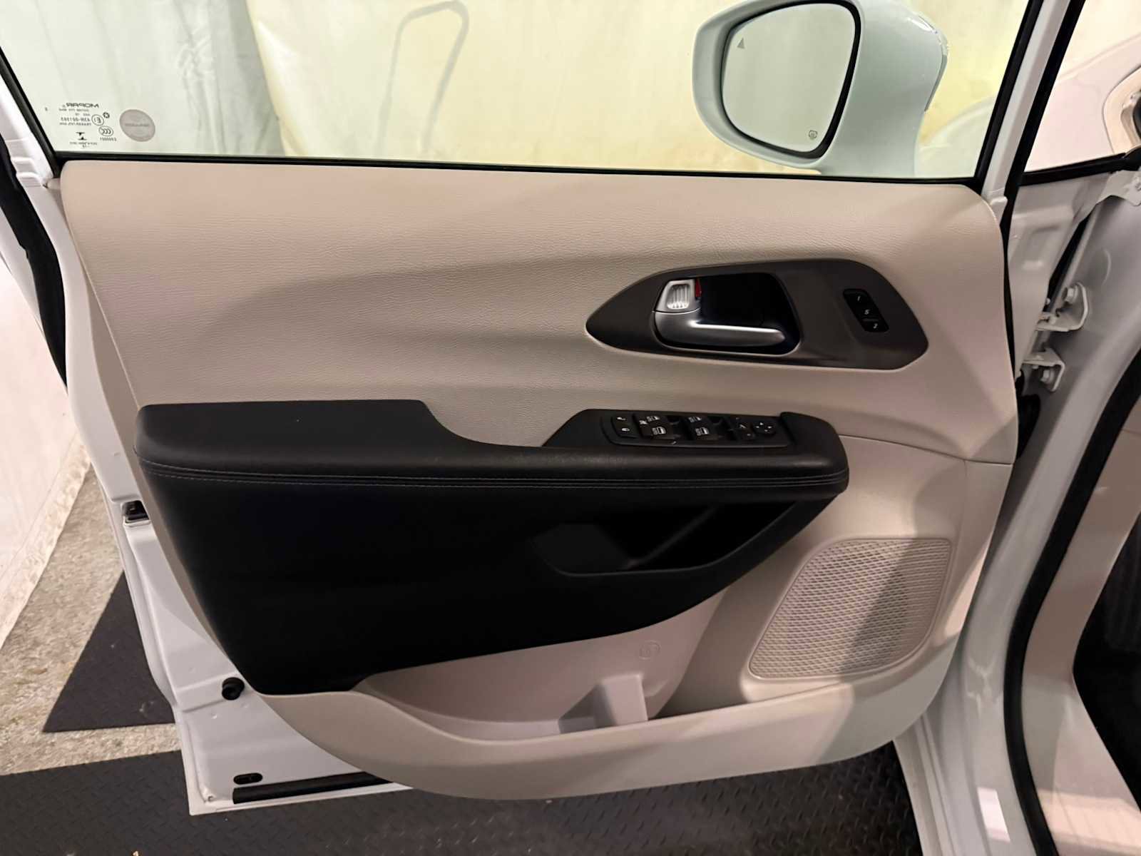 Used 2019 Chrysler Pacifica Limited image 20