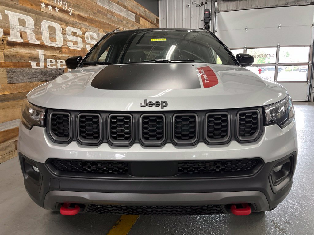 Used 2025 Jeep Compass Trailhawk AWD/4WD image 5
