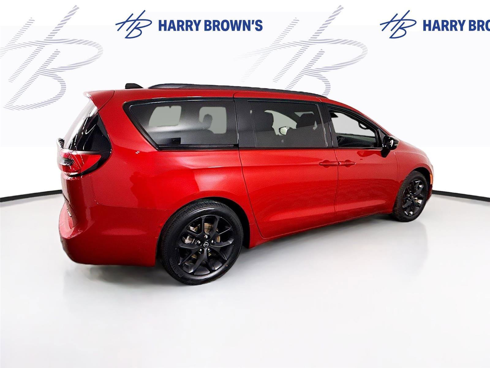 Used 2025 Chrysler Pacifica Limited image 34