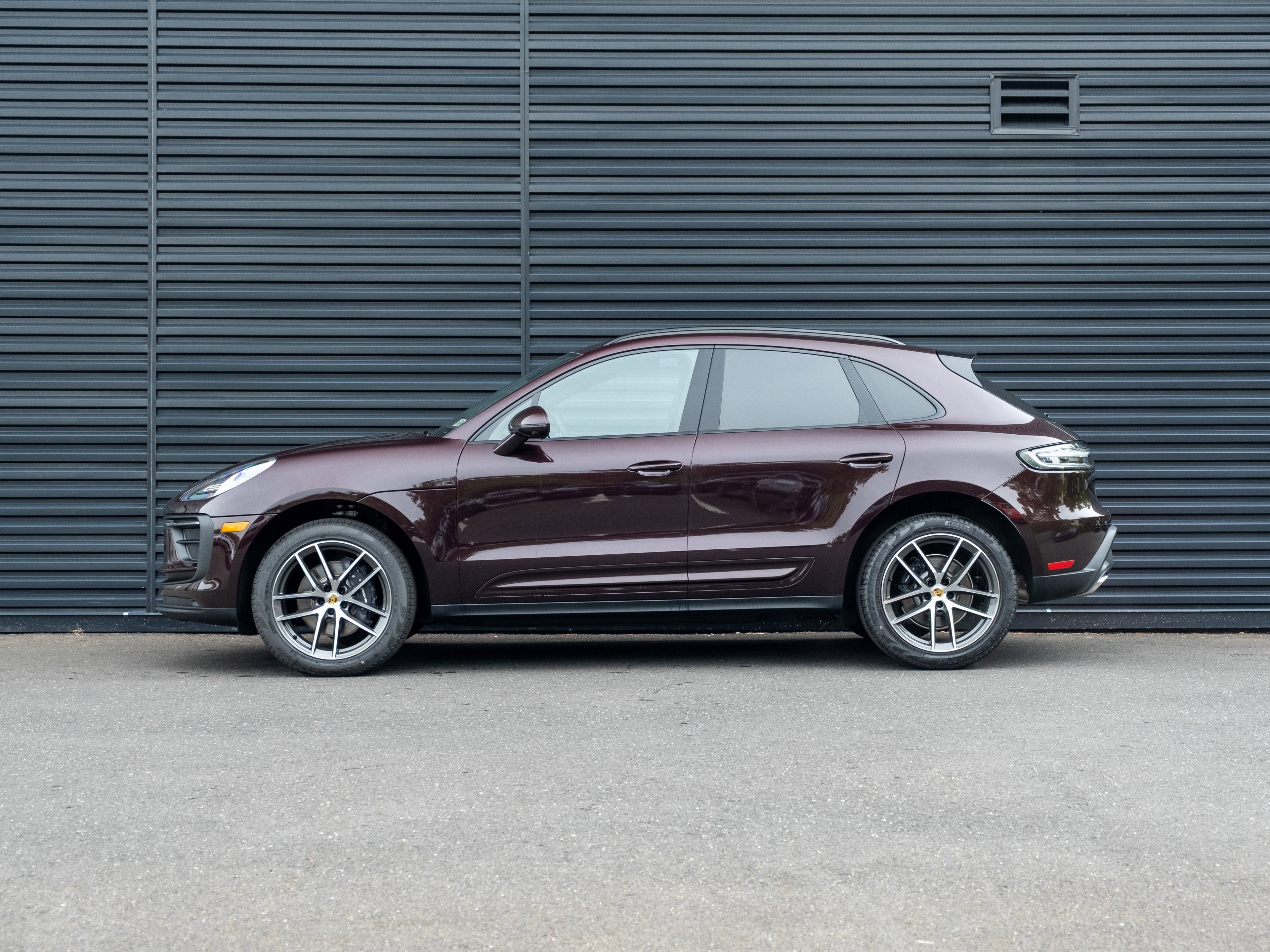 Certified 2025 Porsche Macan image 2