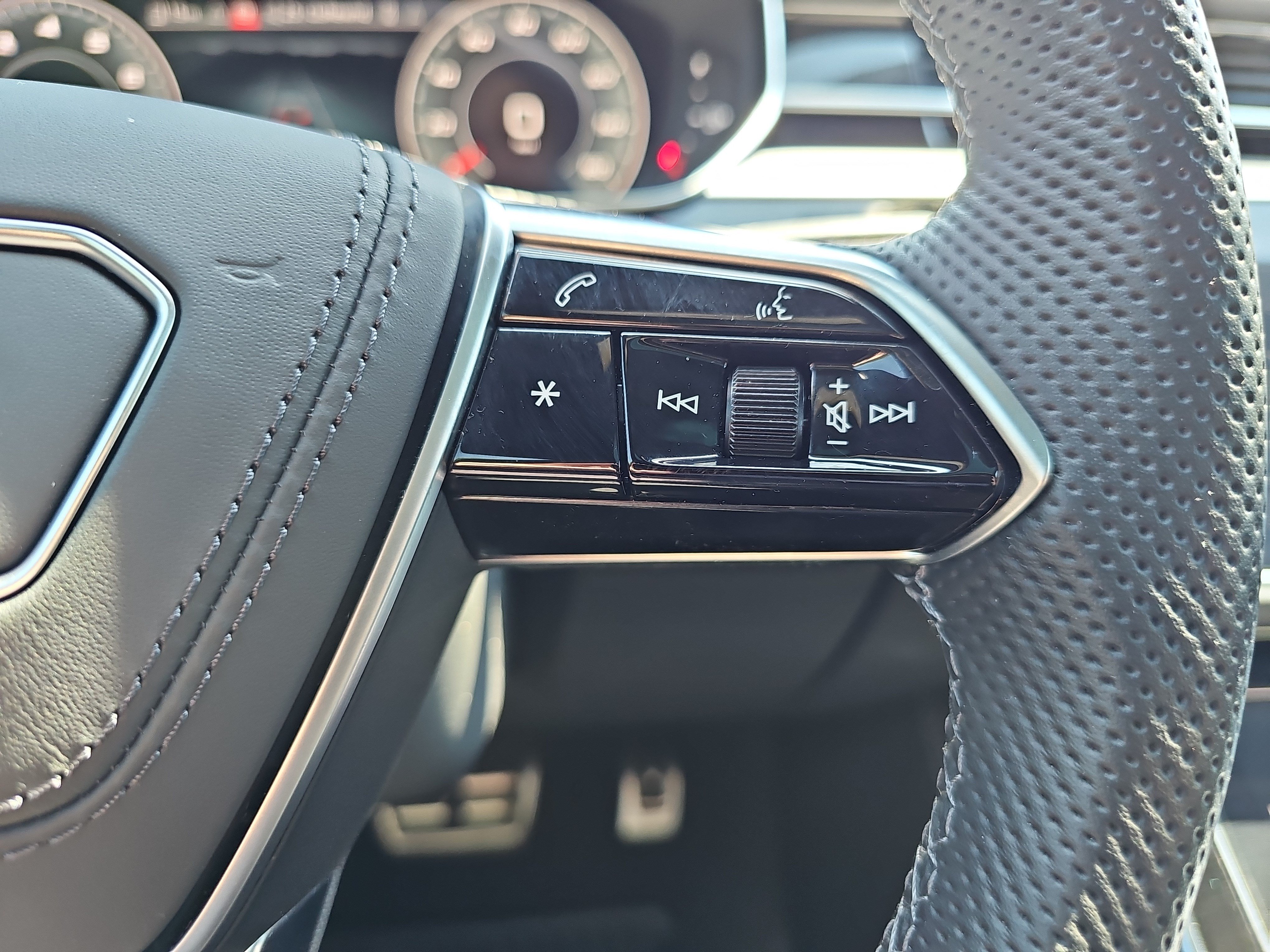 Used 2025 Audi S8 AWD/4WD image 19