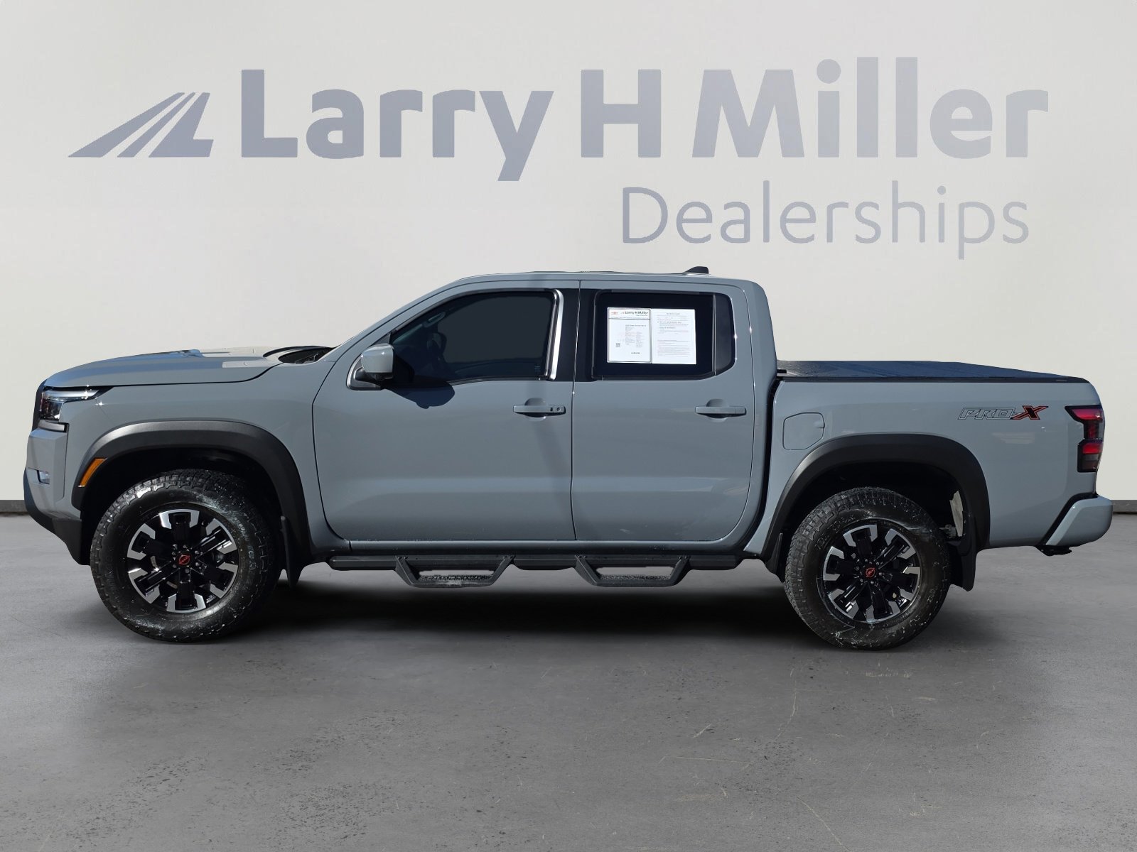 Used 2022 Nissan Frontier Pro-X image 2