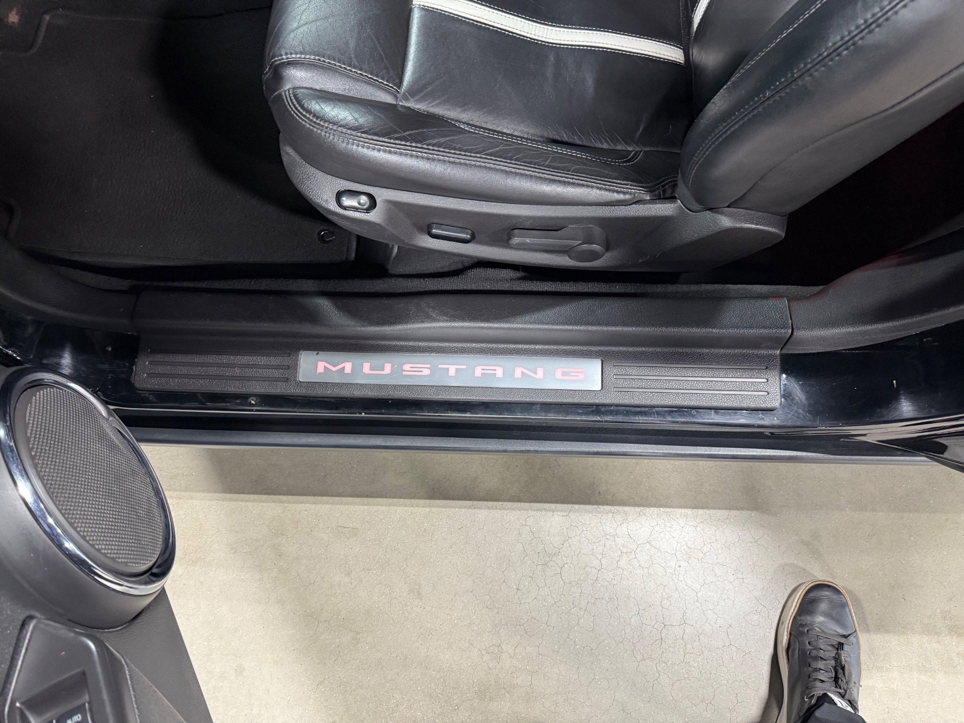 Used 2010 Ford Mustang GT image 21