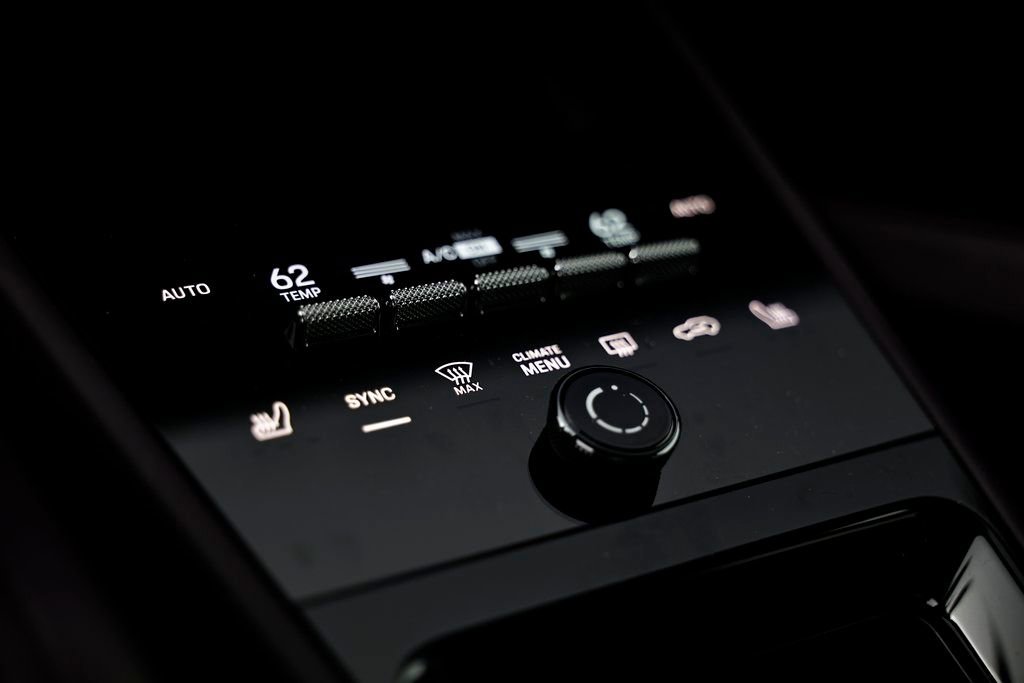 Certified 2025 Porsche Cayenne AWD/4WD image 44