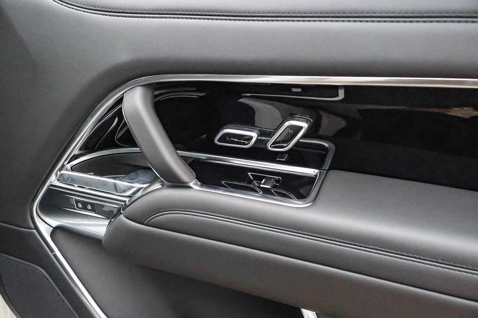 New 2025 Land Rover Range Rover SE image 20