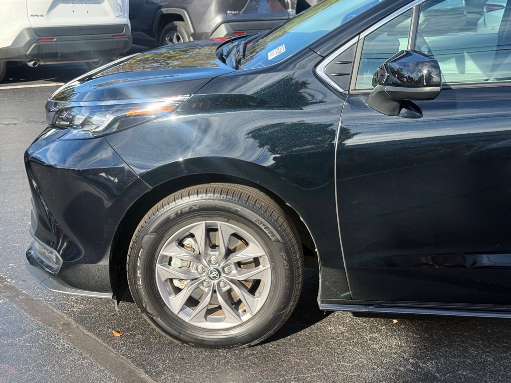 Used 2026 Toyota Sienna XLE FWD image 2