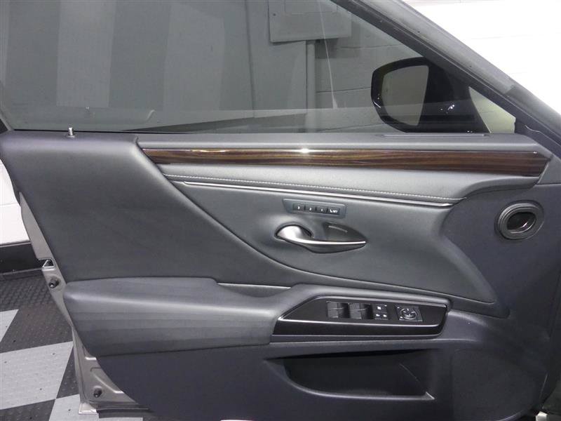Used 2019 Lexus ES 300h w/ Accessory Package FWD image 18