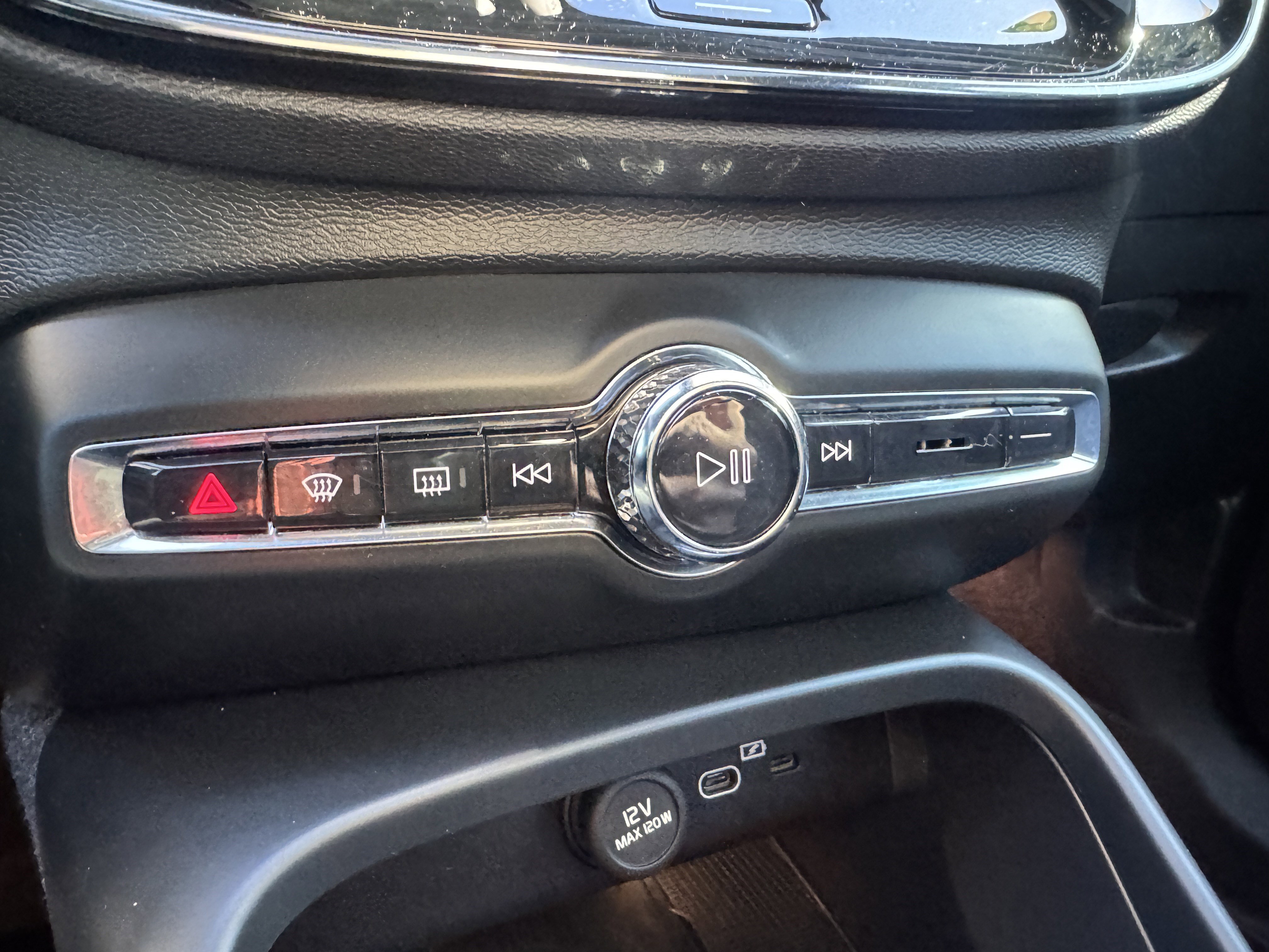 Used 2023 Volvo C40 P8 Recharge Ultimate image 27