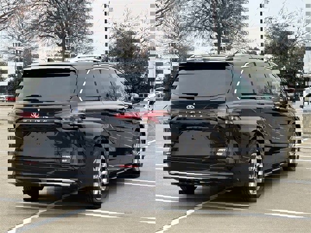 Used 2024 Toyota Sienna Limited image 4