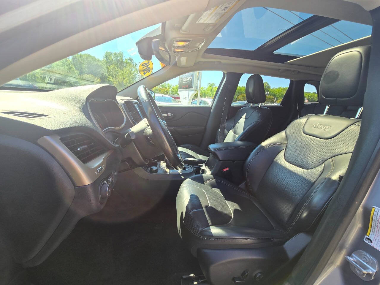 Used 2016 Jeep Cherokee Limited w/ Luxury Group AWD/4WD image 18