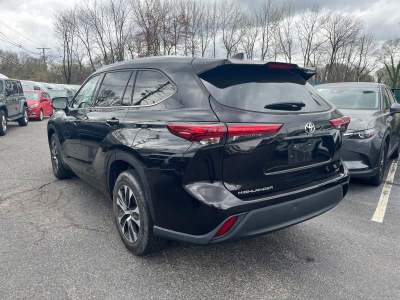 Used 2021 Toyota Highlander XLE image 4
