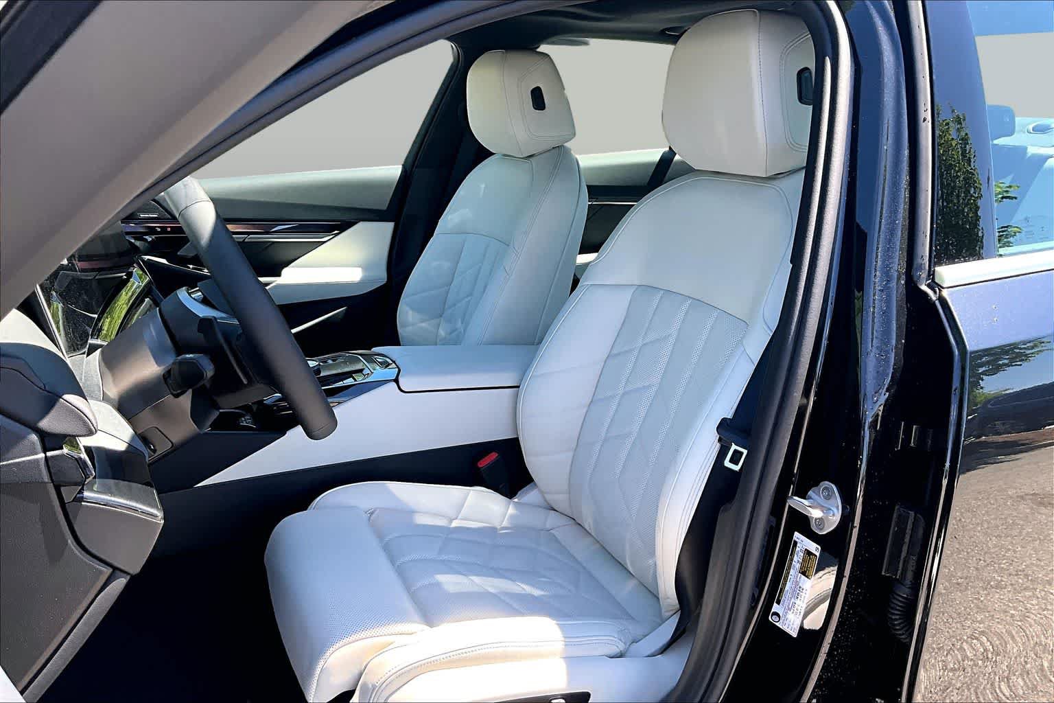 Used 2026 BMW 530i w/ Premium Package RWD image 7