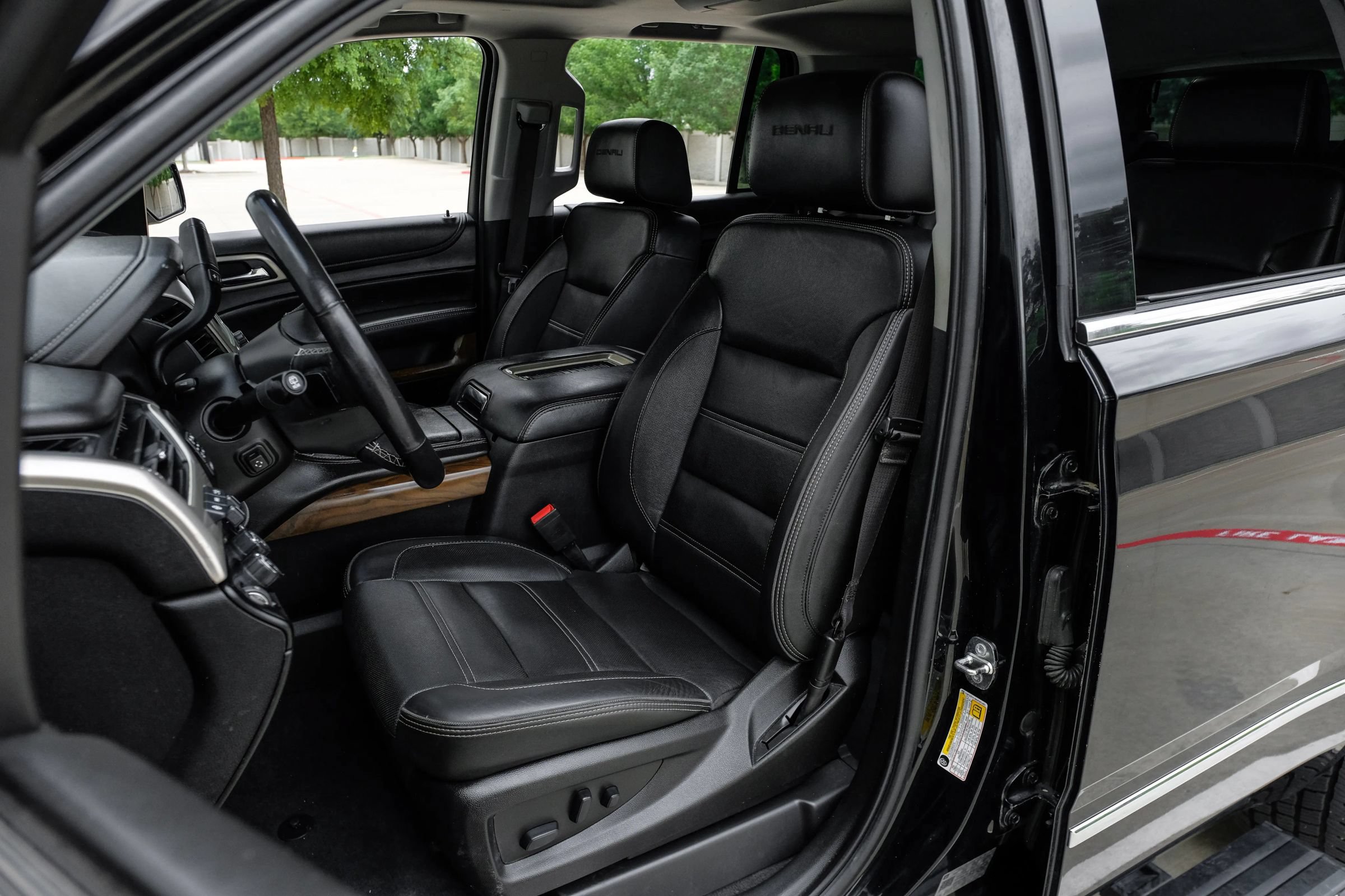 Used 2019 GMC Yukon Denali w/ Denali Ultimate Black Edition AWD/4WD image 39