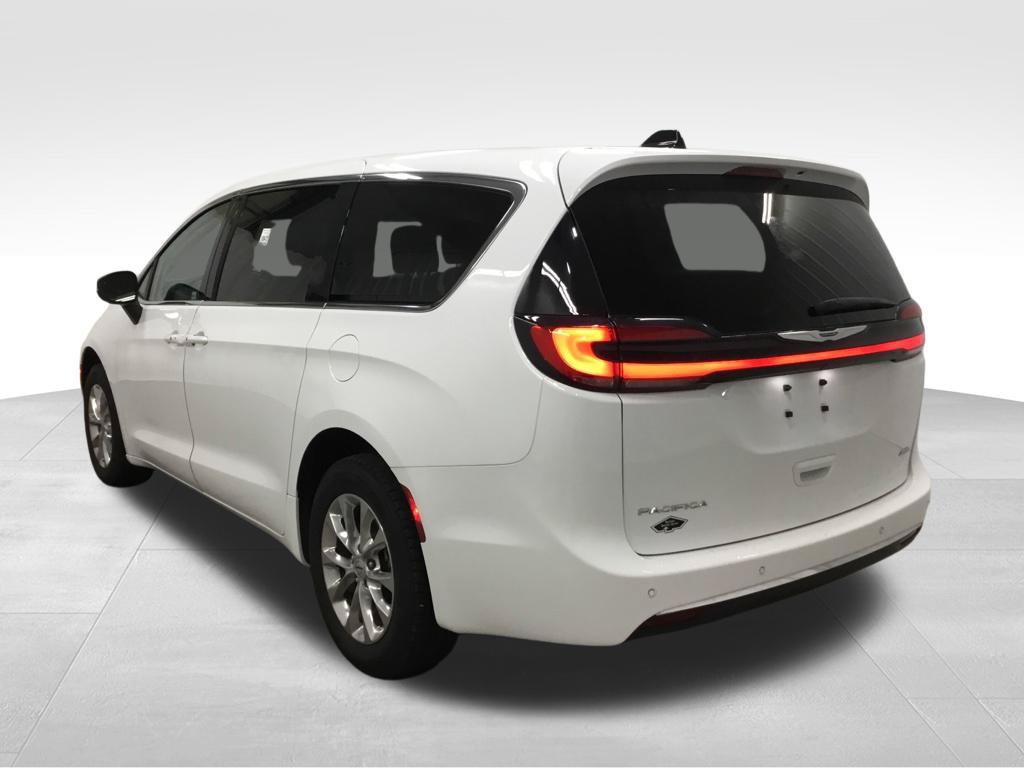Used 2023 Chrysler Pacifica Touring-L AWD/4WD image 13
