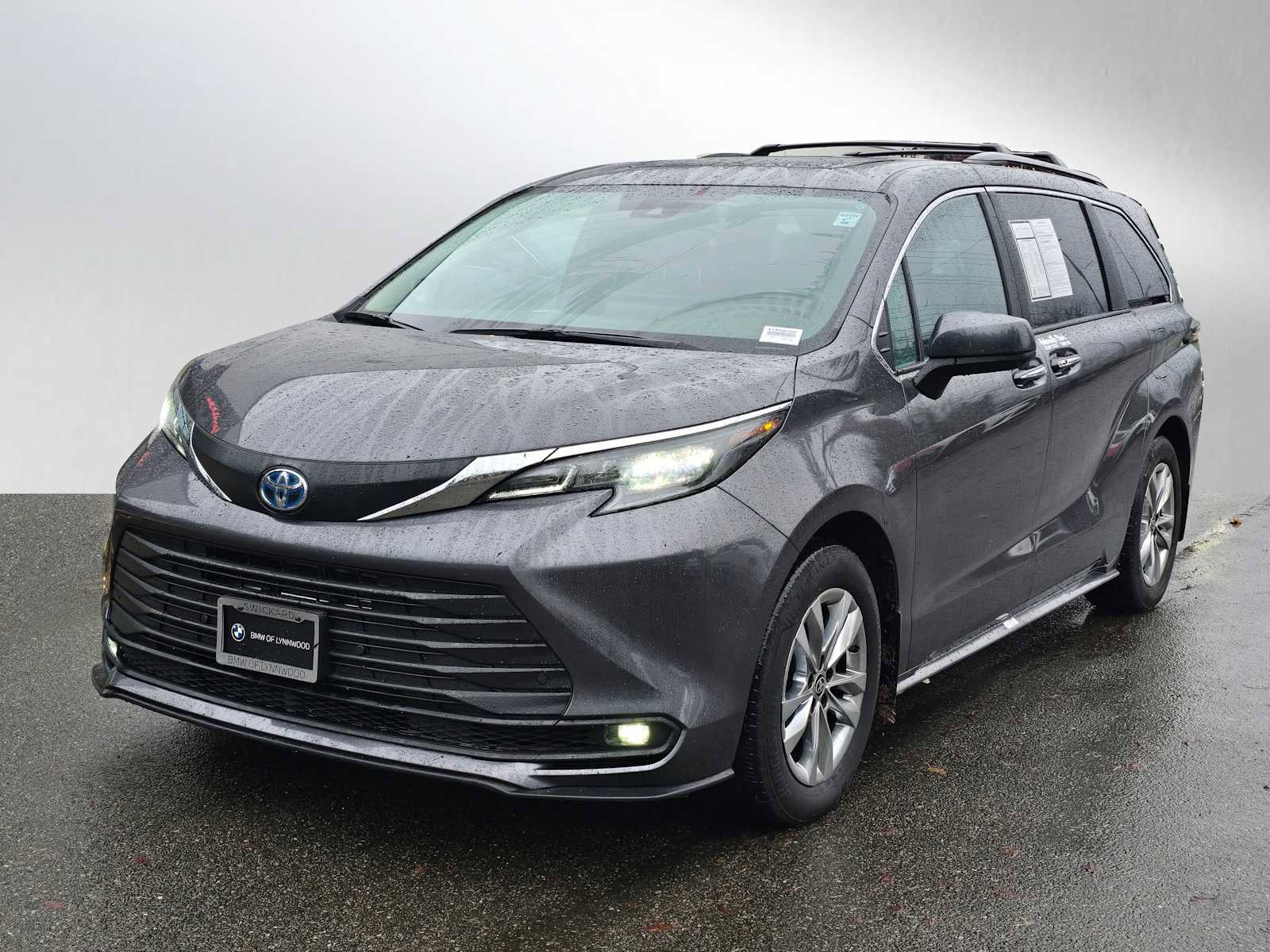 Used 2025 Toyota Sienna XLE image 7