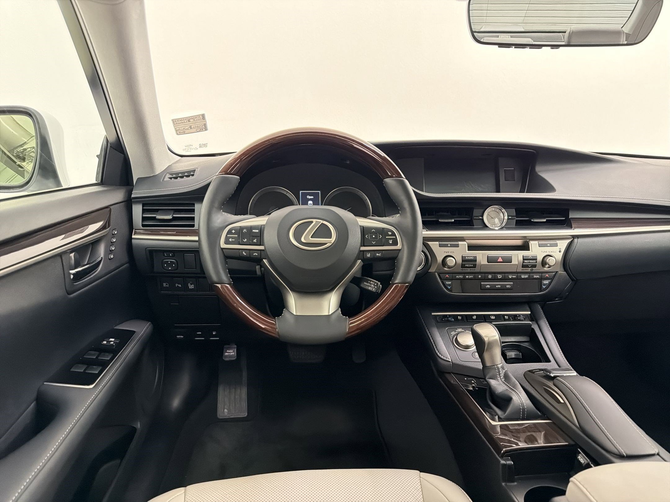 Used 2018 Lexus ES 350 w/ Luxury Package w/Wood Trim image 27