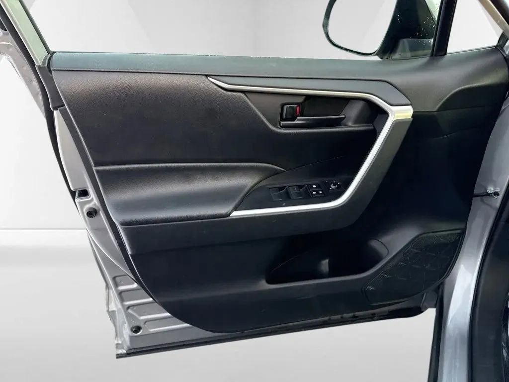 Used 2022 Toyota RAV4 LE image 11