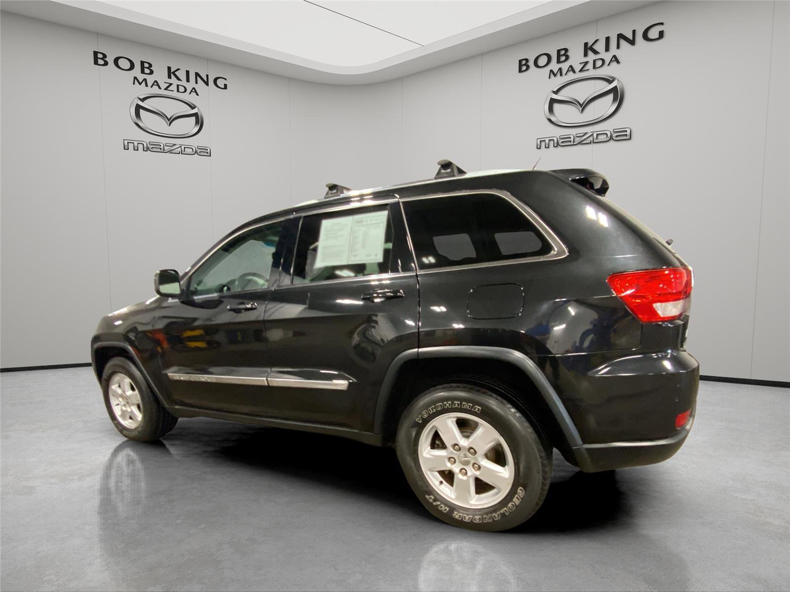 Used 2012 Jeep Grand Cherokee Laredo w/ Laredo E Group AWD/4WD image 3
