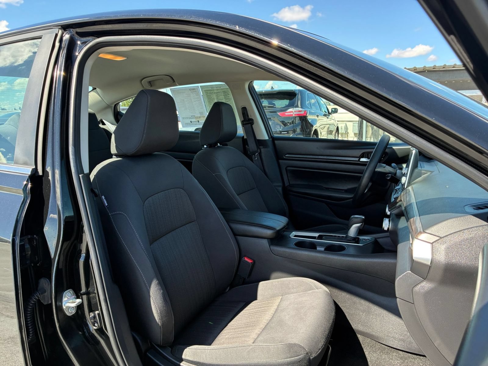 Used 2025 Nissan Altima 2.5 SV FWD image 34