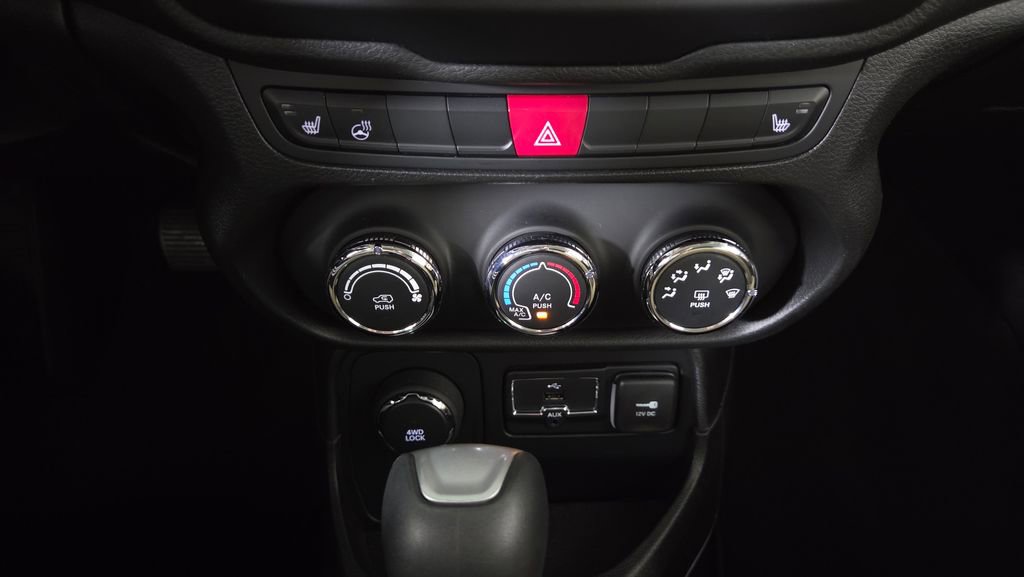 Used 2015 Jeep Renegade Latitude w/ Cold Weather Group AWD/4WD image 25