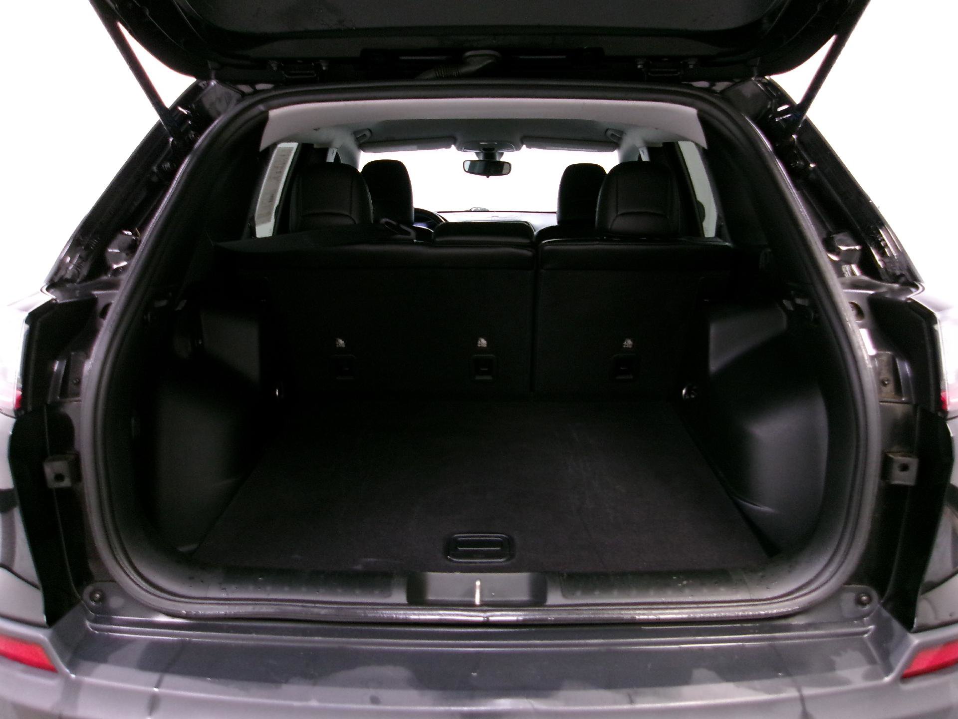 Used 2019 Jeep Cherokee Trailhawk w/ Cold Weather Group image 11