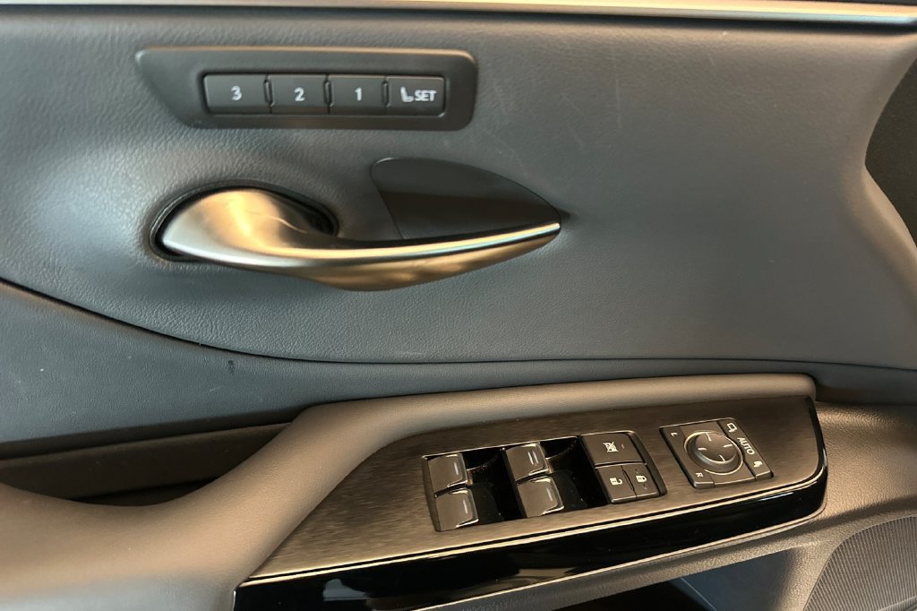 Certified 2025 Lexus ES 300h w/ Premium Package FWD image 11