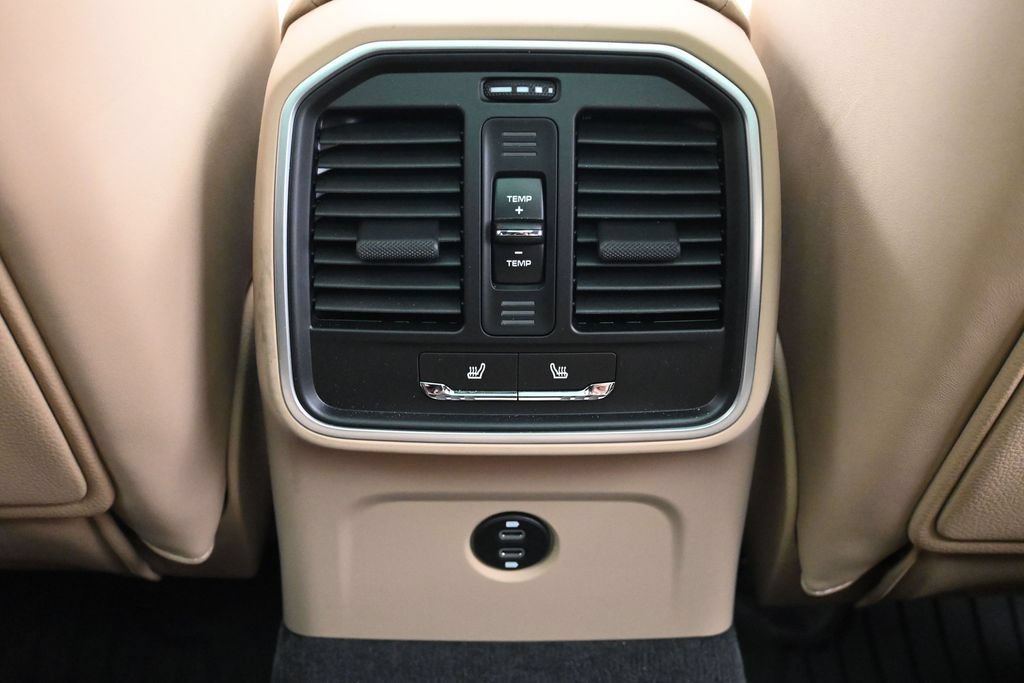 Certified 2026 Porsche Macan AWD/4WD image 8