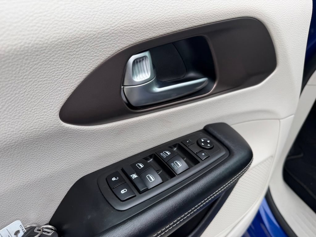 Used 2021 Chrysler Voyager LX FWD image 10