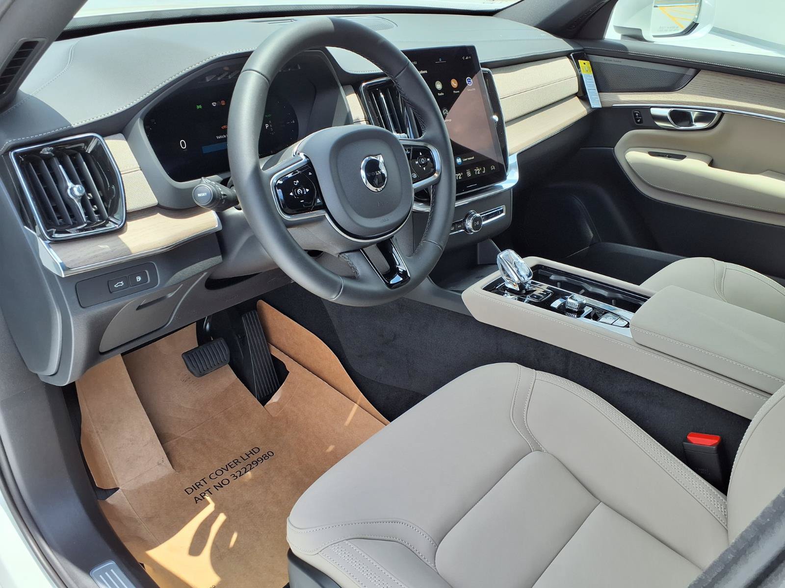 New 2026 Volvo XC90 T8 Plus w/ Protection Package Premier AWD/4WD image 12