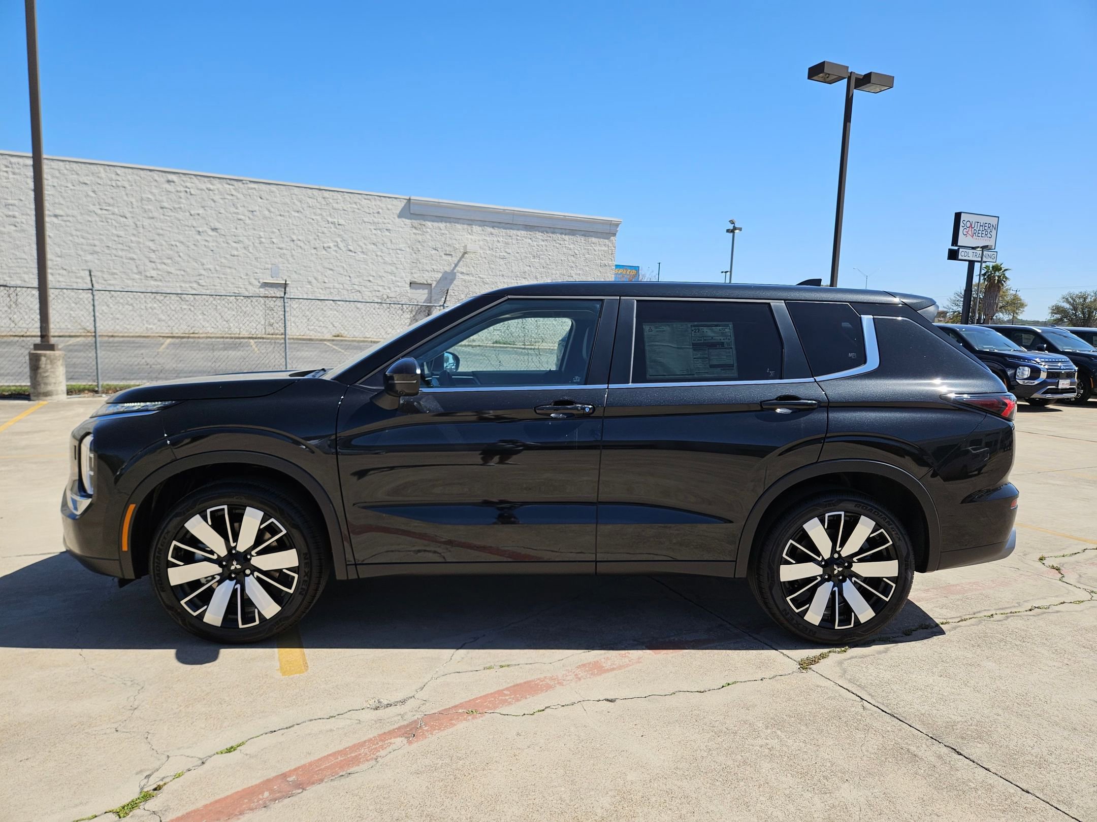 New 2026 Mitsubishi Outlander SE AWD/4WD image 2