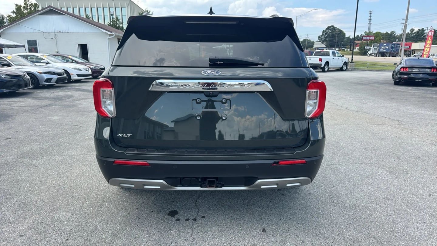 Used 2021 Ford Explorer XLT w/ Equipment Group 202A RWD image 4