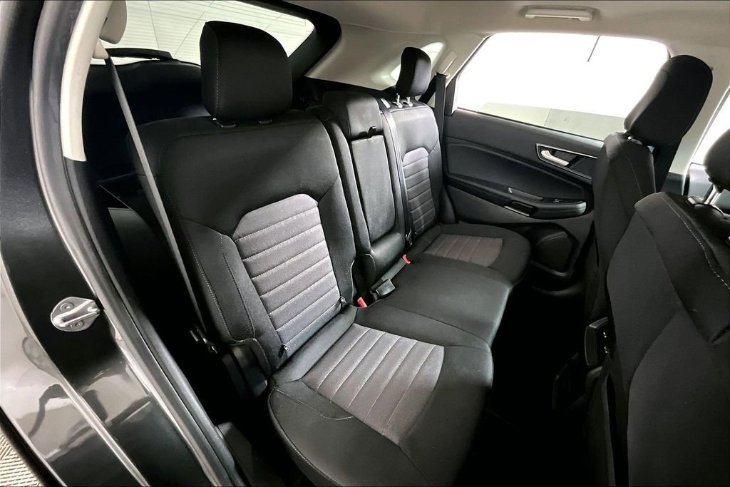 Used 2020 Ford Edge SE image 26