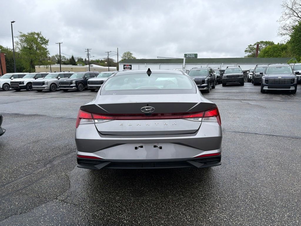 Certified 2023 Hyundai Elantra SE FWD image 6