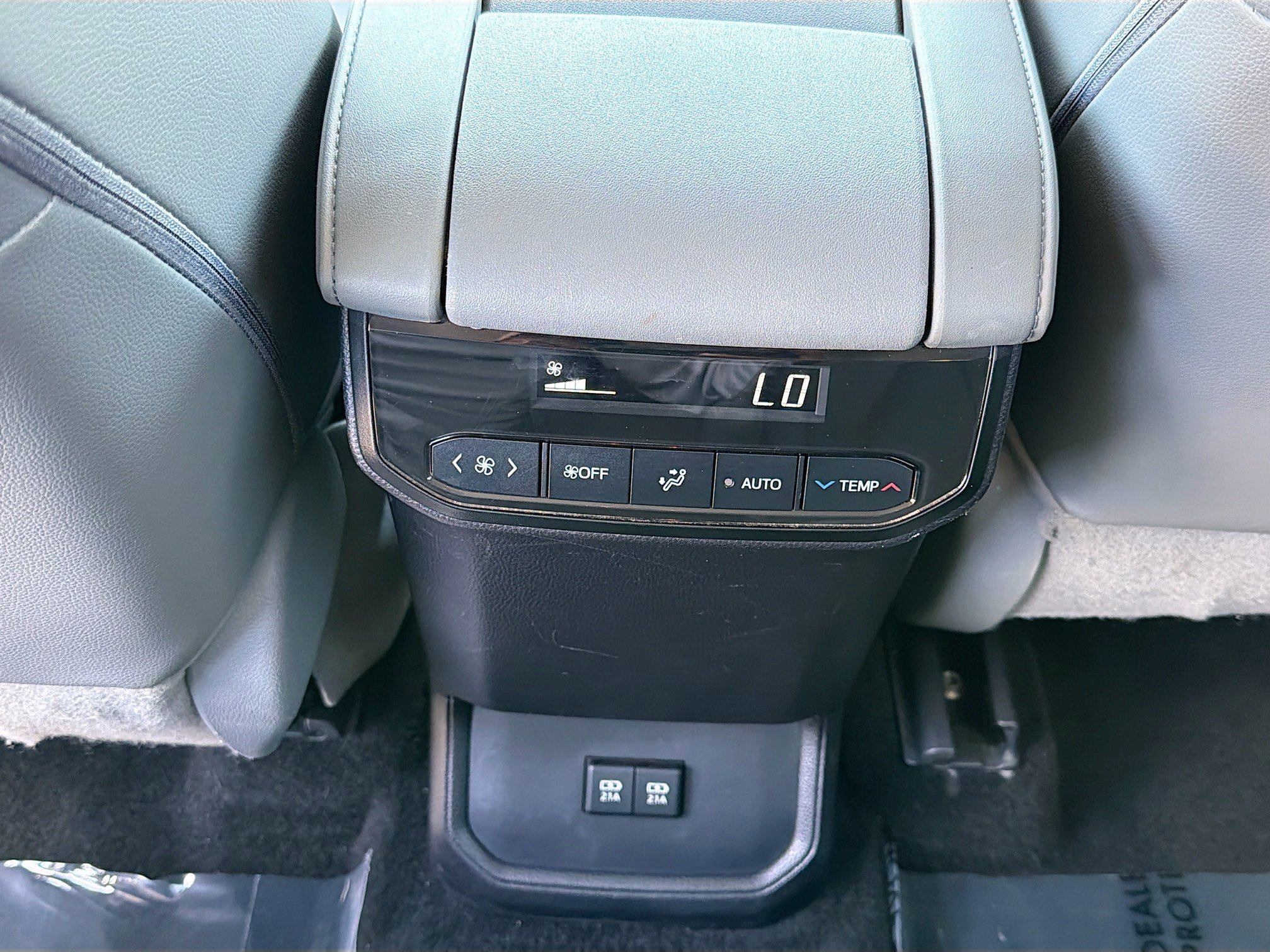 Used 2021 Toyota Highlander XLE AWD/4WD image 19