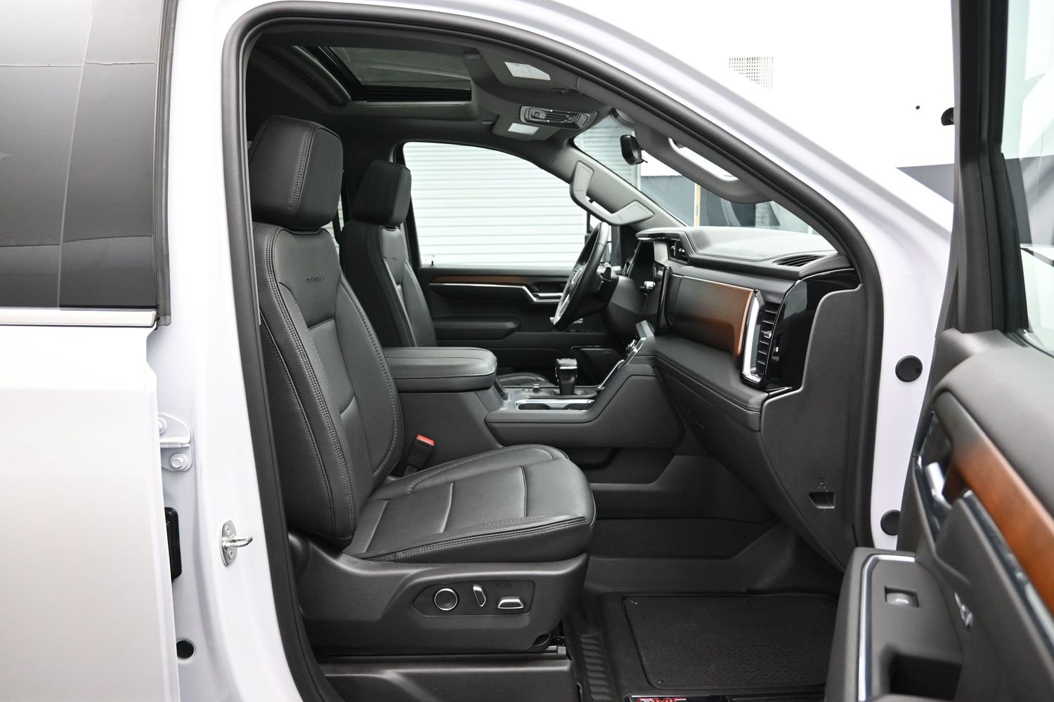 Used 2024 GMC Sierra 1500 Denali w/ Denali Reserve Package AWD/4WD image 13