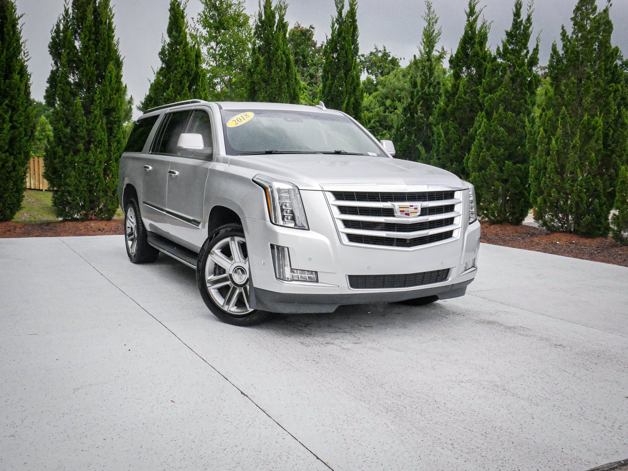 Used 2018 Cadillac Escalade ESV Luxury RWD image 2