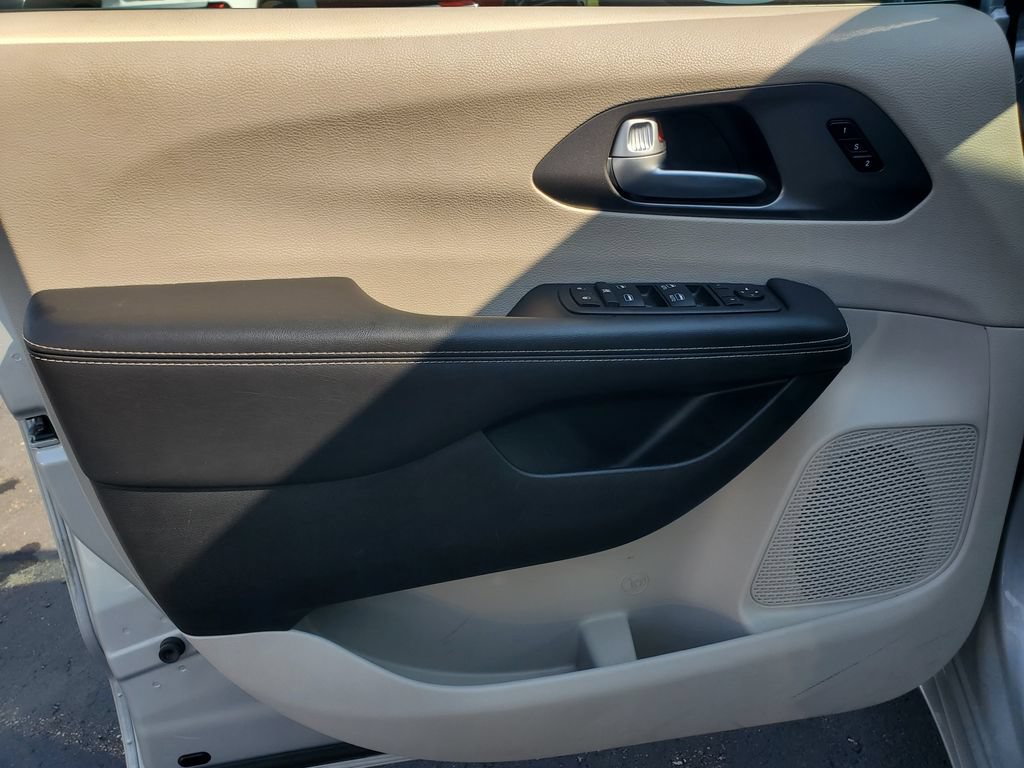Used 2024 Chrysler Pacifica Touring-L FWD image 7