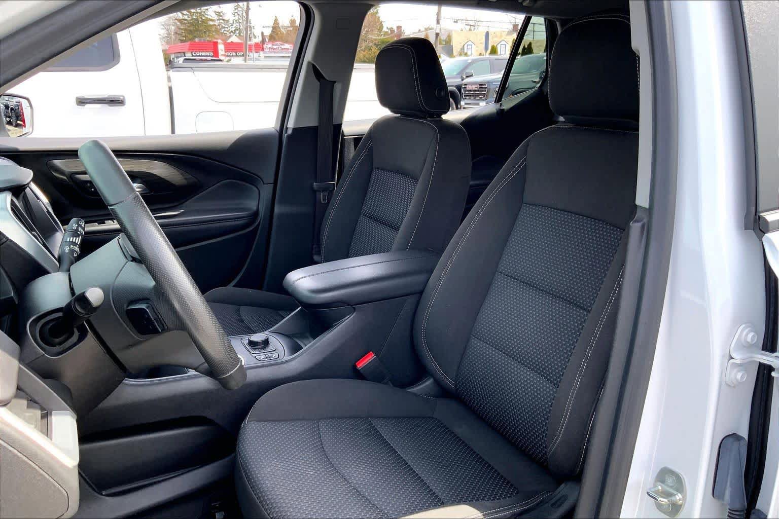 Used 2023 GMC Terrain SLE w/ Driver Convenience Package image 9