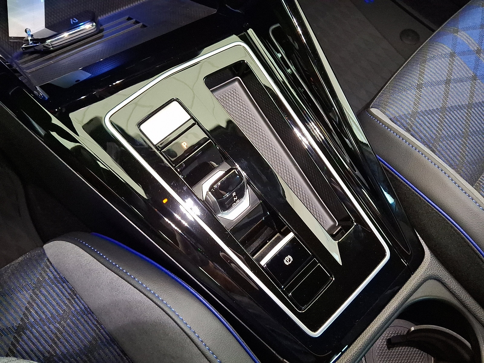 New 2025 Volkswagen Golf R Black Edition image 7