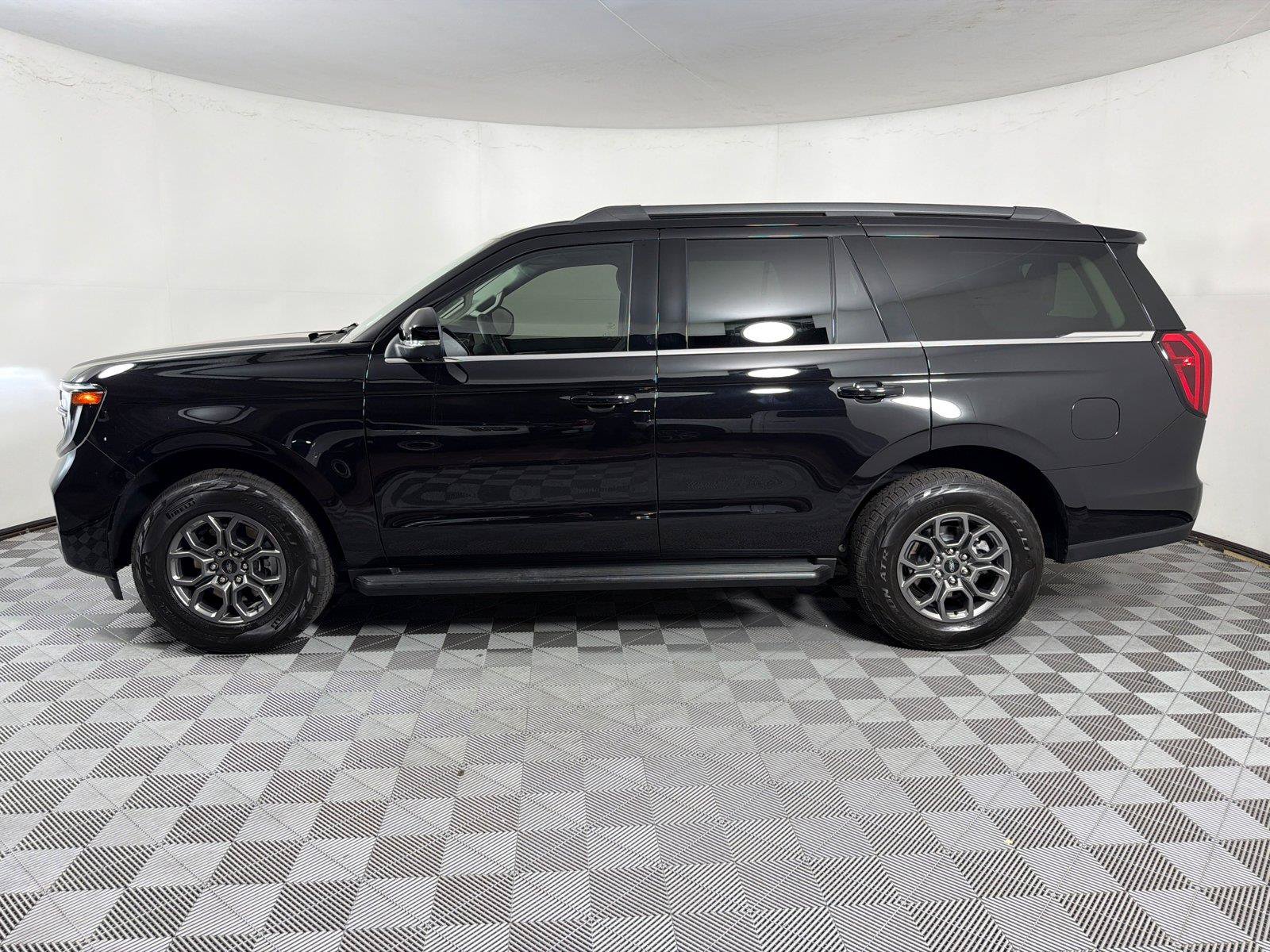 Used 2026 Ford Expedition Active RWD image 4