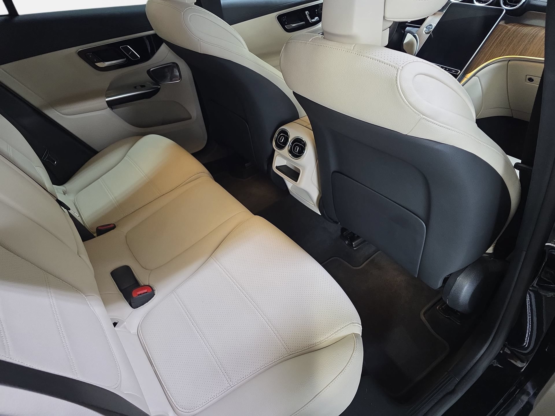 Used 2024 Mercedes-Benz GLC 300 4MATIC image 11